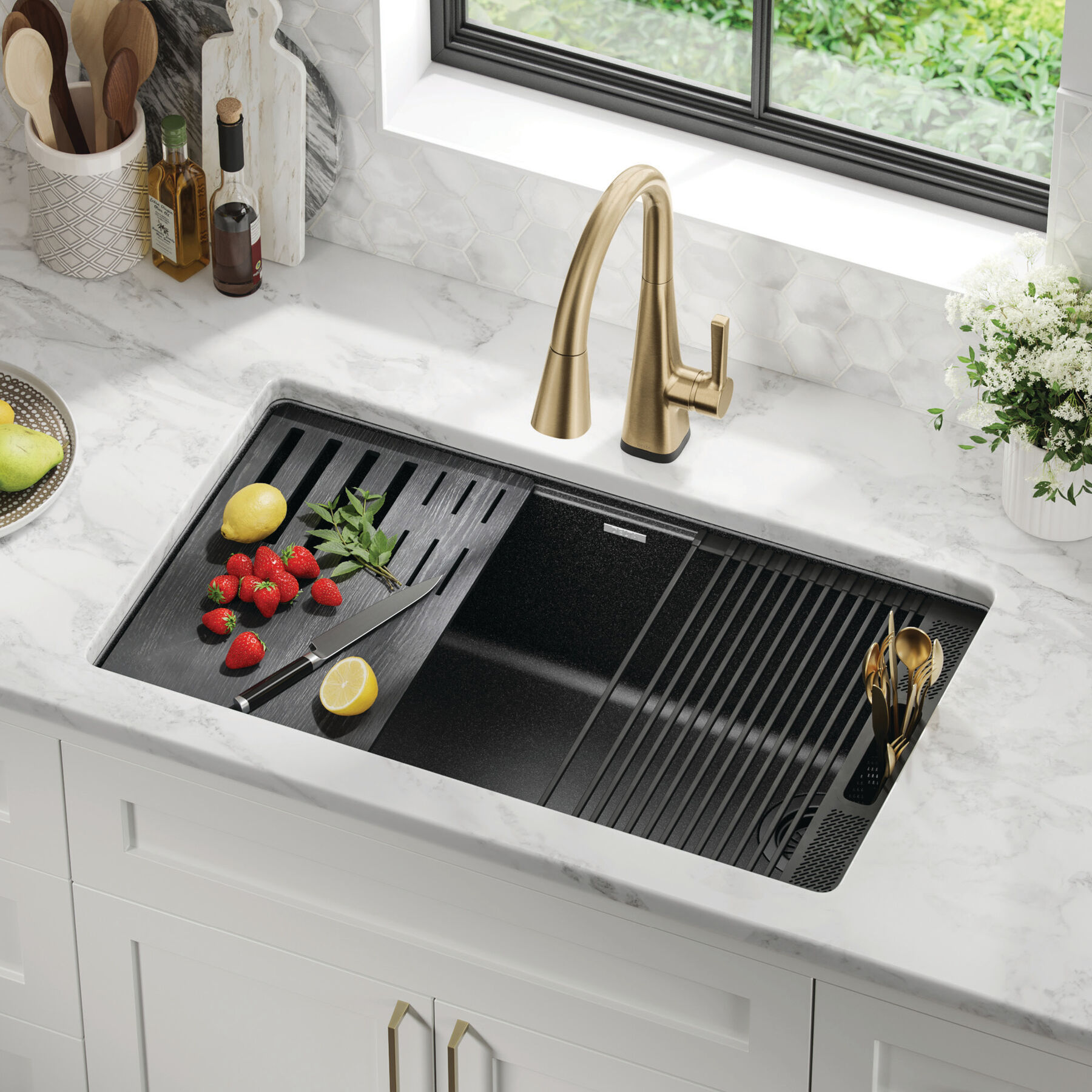 Lavabo de cocina tipo estación de trabajo con un receptáculo de compuesto de granito de 32" de montaje bajo encimera, con reborde WorkFlow™ y accesorios, imagen 11